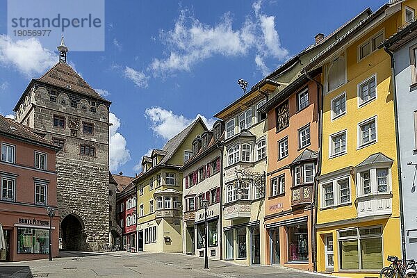 Altstadt mit alten traditionellen Häusern mit Erker im Schwarzwald-Stil und Schwarzes Tor  Hauptstraße  Rottweil  Neckartal  Baden-Württemberg  Deutschland  Europa