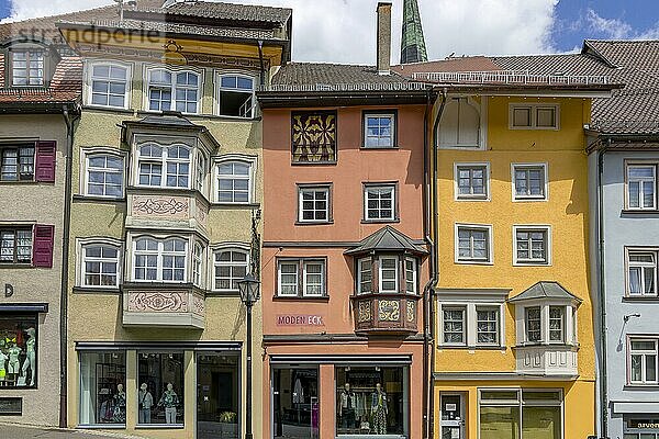 Altstadt mit alten traditionellen Häusern mit Erker im Schwarzwald-Stil  Hauptstraße  Rottweil  Neckartal  Baden-Württemberg  Deutschland  Europa