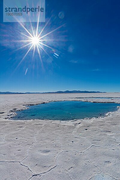 800 qkm Salzwüste Salinas Grandes  Ojos de Salar  Augen des Salzsees  offene Wasserstelle  Salzpfanne  Ebene  Gebirge  Lithium  Rohstoff  wertvoll  Leichtmetall  Natriumchlorid  blauer Himmel  Gegenlicht  Sonnenstrahlen  Provinz Jujuy  Argentinien  Südamerika