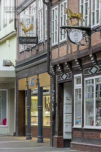 Mittelalterliche Häuser in der Altstadt und Nasenschild in Form eines Einhornpferdes und Hahns  Stade  Niedersachsen  Deutschland  Europa