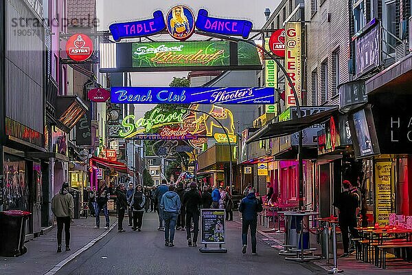 Große Freiheit Seitenstraße zur Reeperbahn in den Abendstunden  St. Pauli  Hansestadt Hamburg  Land Hamburg  Norddeutschland  Deutschland  Europa