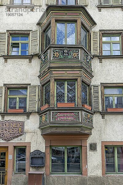 Erkerfenster (Bogenfenster) an alten traditionellen Häusern im Schwarzwaldstil in der Altstadt  Rottweil  Neckartal  Baden-Württemberg  Deutschland  Europa