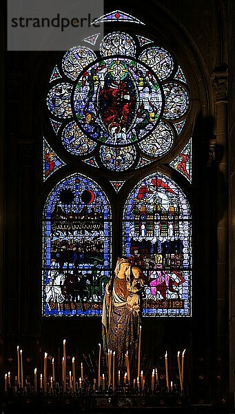 Innenaufnahme Madonna mit Kind  buntes Glasfenster  Opferkerzen  Kathedrale Notre-Dame-de-l'Assomption  Clermont-Ferrand  Département Puy-de-Dome  Region Auvergne-Rhône-Alpes  Frankreich  Europa