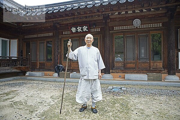 Koreanischer Mönch  73 Jahre  vor seinem Haus  Baekyangsa Tempel  Haupttempel des Jogye-Ordens des koreanischen Buddhismus  Bukha-myeon  Jangseong  Provinz Süd-Jeolla  Südkorea  Asien