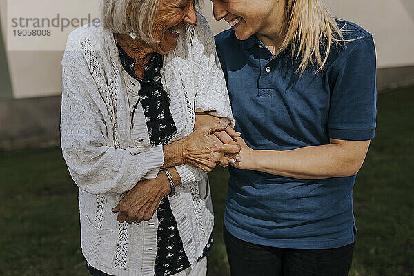 Glückliche Seniorin mit Pflegerin