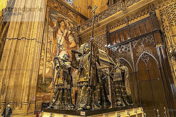 Sarkophag des Christoph Kolumbus im Innenraum der Kathedrale Santa María de la Sede in Sevilla  Andalusien  Spanien  Europa