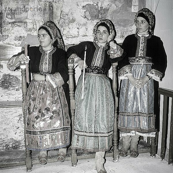 Griechenland  Dodekanes  Karpathos  Olymbos  Frauen in traditioneller Tracht während der Ostermesse  Europa