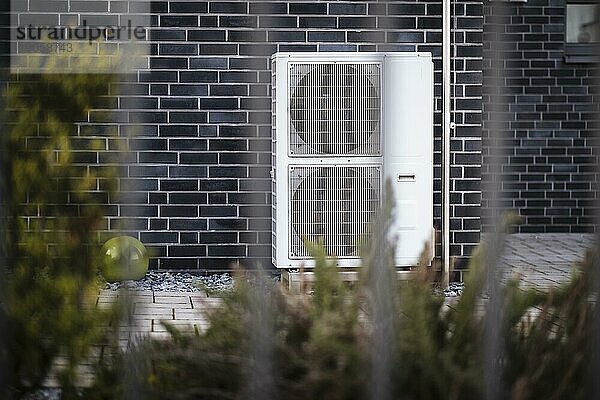 Wärmepumpe Hybridheizung im Vorgarten eines Einfamilienhaus in Langenfeld  Nordrhein-Westfalen  Deutschland  Europa