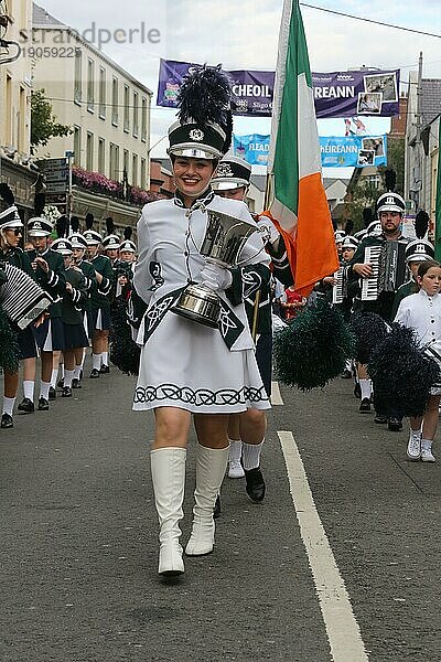 Mit der Trophäe in der Hand führt eine junge Frau einen Teil des Sonntagsumzugs am letzten Tag des Fleadh Cheoil  Irlands größtem Festival für traditionelle Musik  an. Sligo  Irland  Europa