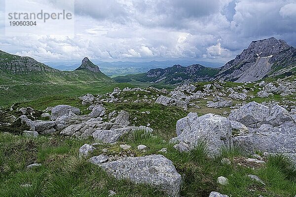 Berg- und Felsenlandschaft um das Durmitor Massiv und die Gebirgsgruppe der Dinariden. Der das Massiv umschließende Durmitor-Nationalpark gehört zum UNESCO-Weltnaturerbe. Zabljak  Montenegro  Südosteuropa  Europa