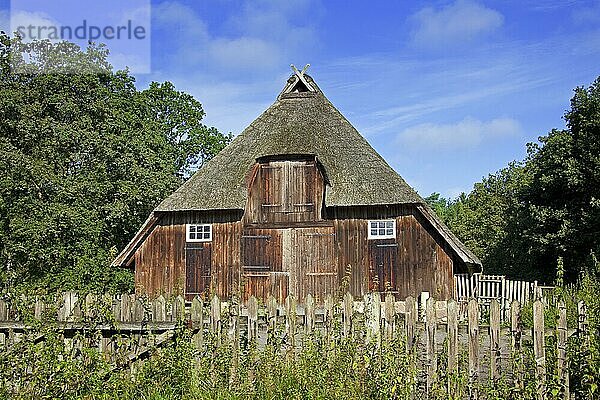 Traditioneller Schafstall  Schafstall in der Lüneburger Heide  Lüneburger Heide  Niedersachsen  Deutschland  Europa