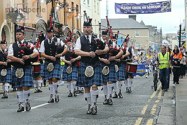 Eine irische Pipe Band marschiert an der Spitze der Abschlussparade zum Ende des Fleadh Cheoil na hÉireann  Irlands größtem Festival für traditionelle Musik. Sligo  Irland  Europa