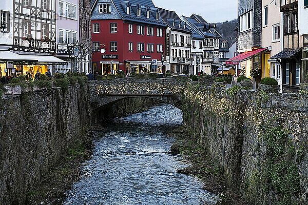 Die Erft fließt durch die Altstadt von Bad Münstereifel  Detuschland