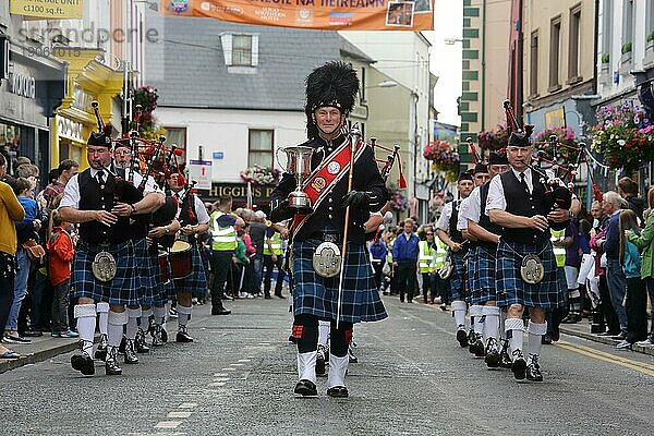 Eine Pipe Band marschiert an der Spitze der Abschlussparade zum Abschluss des Fleadh Cheoil na hEireann  Irlands größtem Festival für traditionelle Musik. Sligo  Irland  Europa