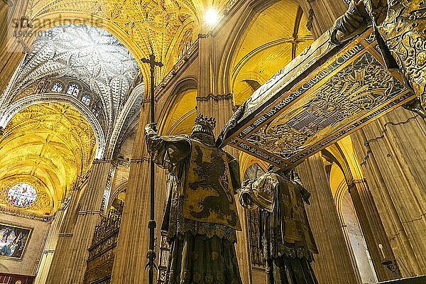 Sarkophag des Christoph Kolumbus im Innenraum der Kathedrale Santa María de la Sede in Sevilla  Andalusien  Spanien  Europa