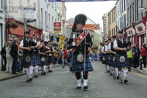 Eine irische Pipe Band marschiert an der Spitze der Abschlussparade zum Ende des Fleadh Cheoil na hEireann  Irlands größtem Festival für traditionelle Musik. Sligo  Irland  Europa