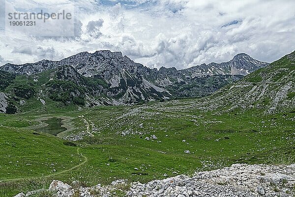 Berg- und Felsenlandschaft um das Durmitor Massiv und die Gebirgsgruppe der Dinariden. Der das Massiv umschließende Durmitor-Nationalpark gehört zum UNESCO-Weltnaturerbe. Zabljak  Montenegro  Südosteuropa  Europa