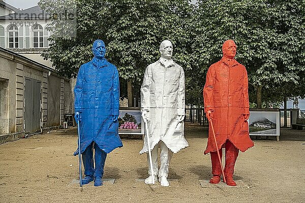 Drei Statuen von Charles de Gaulle des Künstlers Michel Audiard in den Farben der Tricolore Blau  Weiss  Rot im Park Les Jardins de l'Évêché  Blois  Frankreich  Europa