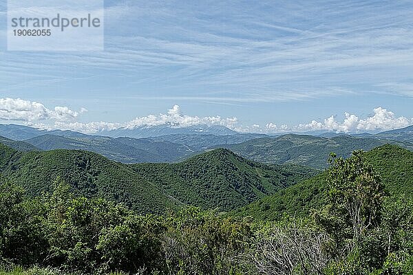 Bewaldete Hänge in der südalbanischen Berglandschaft am westlichen Ausläufer des Tomorr-Massivs im Tomorr Nationalpark  auch Tomorri Nationalpark. Berat  Albanien  Südosteuropa  Europa