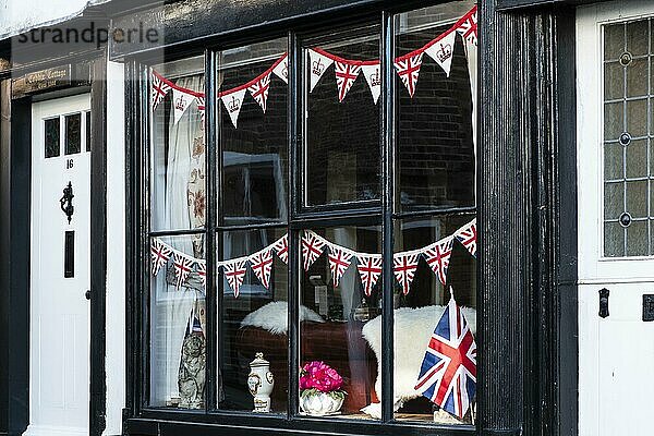 Fenster mit Union Jack Flaggen anläßlich der Krönung von König Charles in Rye  East Sussex  England  Großbritannien  Europa