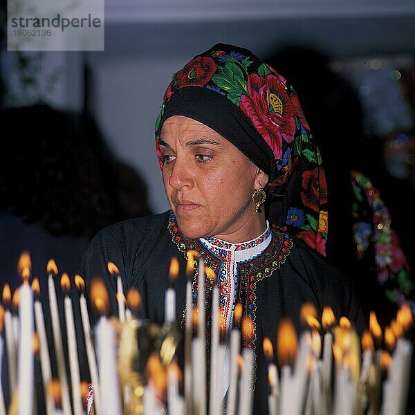 Griechenland  Dodekanes  Karpathos  Olymbos  Frau in traditioneller Tracht während der Ostermesse  Europa