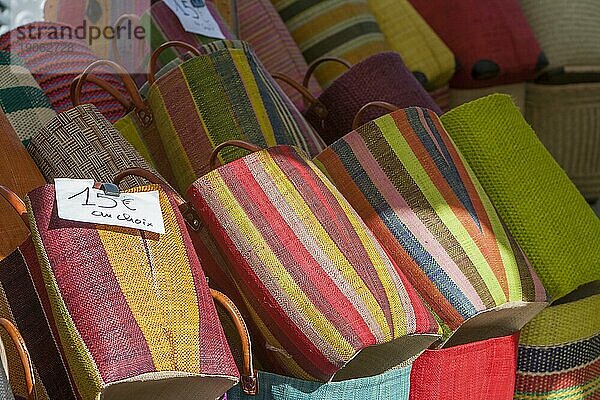 Marktstand mit bunten Taschen  Wochenmarkt  Sault  Département Vaucluse in der Region Provence-Alpes-Côte d'Azur  Frankreich  Europa