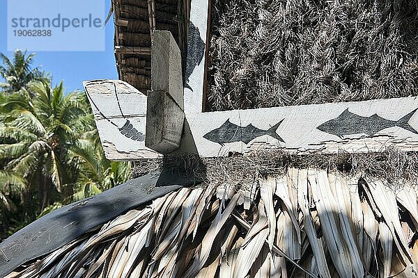 Blick auf Detail in Form von Fische traditionelle Bemalung Malerei Verzierung an Holzbalken von historisches Versammlungshaus für Männer von indigener Stamm in Südsee  Men's house  men house  Insel Yap  Yap State  Föderierte Staaten von Mikronesien