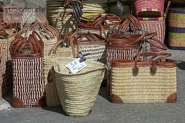 Marktstand mit Taschen  Wochenmarkt  Sault  Département Vaucluse in der Region Provence-Alpes-Côte d'Azur  Frankreich  Europa