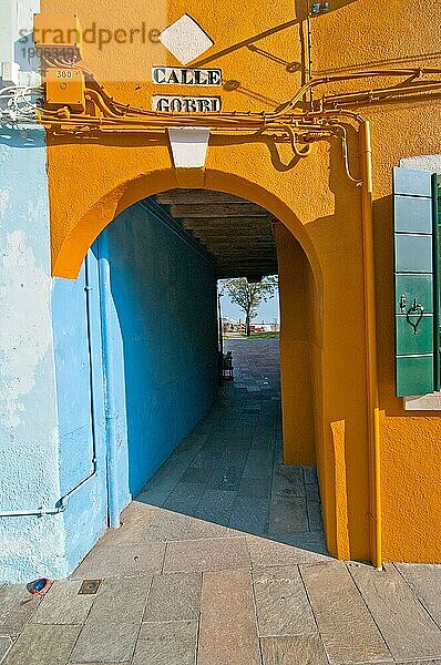 Italien Venedig Burano Insel mit traditionellen bunten Häusern