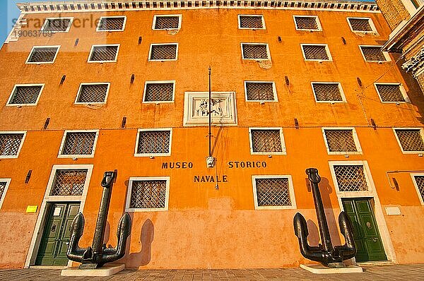 Venedig Italien Marinemuseum Vorderansicht mit den riesigen Ankern am sestriere von Castello