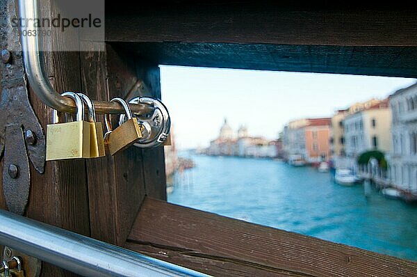 Ungewöhnliche Ansicht von Venedig Italien Liebe Schließfächer auf Accademia Brücke