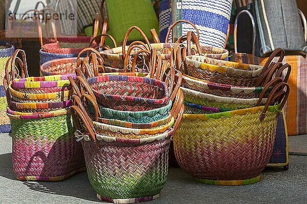 Marktstand mit bunten Taschen  Wochenmarkt  Sault  Département Vaucluse in der Region Provence-Alpes-Côte d'Azur  Frankreich  Europa