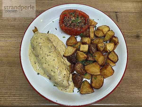 Andouillette  Wurst aus Schweinedarm gefüllt mit Innereien  Spezialität der Auvergne  Food  Lyon  Département Rhône  Region Auvergne-Rhône-Alpes  Frankreich  Europa