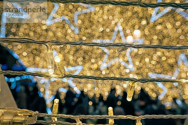 Weihnachtsbeleuchtung LED Lichtergirlanden Nahaufnahme mit Sternen im Hintergrund