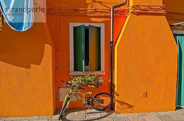 Italien Venedig Burano Insel mit traditionellen bunten Häusern