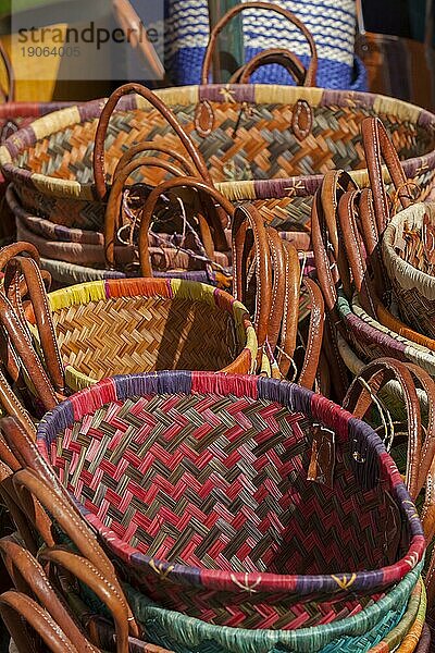 Marktstand mit bunten Taschen  Wochenmarkt  Sault  Département Vaucluse in der Region Provence-Alpes-Côte d'Azur  Frankreich  Europa