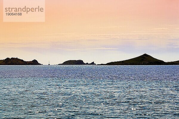 Küstenlinie  unbewohnte Inseln  Felsen im Meer  Gegenlicht  Scilly-Inseln  Isles of Scilly  Cornwall  England  Großbritannien  Europa