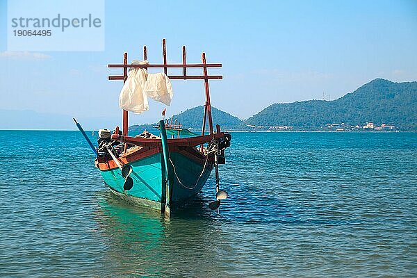 Ein traditionelles Khmer Fischerboot  das vor der Küste von Koh Tonsay oder Rabbit Island in Kambodscha vor Anker liegt