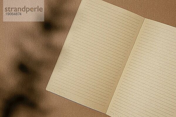 Draufsicht offenes Notizbuch aus braunem Papier