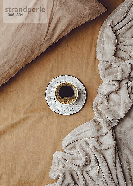 Draufsicht Morgenkaffee Tasse Bett