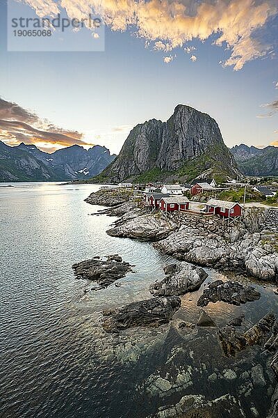 Rote Holzhütten  traditionelle Rorbuer Hütten  Fischerdorf Hamnøy bei Sonnenuntergang  felsige steile Berggipfel und Fjordlandschaft  Lofoten  Nordland  Norwegen  Europa