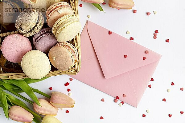 Draufsicht Korb Macarons Umschlag valentines day