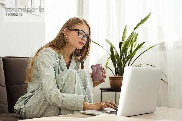 Seitenansicht Frau arbeitet Laptop von zu Hause aus