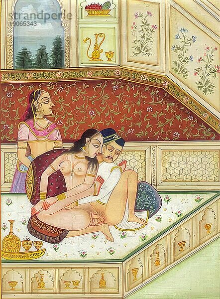 Mann beim Sex mit zwei Frauen  Darstellung einer erotischen Szene  Liebesszene  Sex  in einer Kamasutra-Ausgabe aus dem 19. Jahrhundert  Lehrwerke über Erotik  Indien  Arabien  Historisch  digital restaurierte Reproduktion einer Vorlage aus der damaligen Zeit  Asien