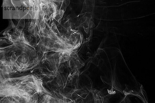 Weichzeichner Rauch schwarzer Hintergrund