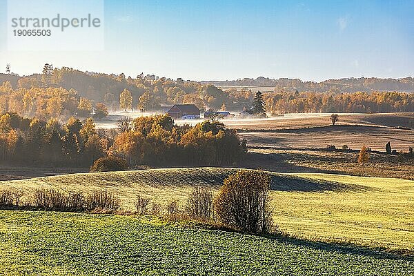 Landschaftsaufnahme an einem nebligen Herbstmorgen mit einer roten Scheune  Schweden  Europa