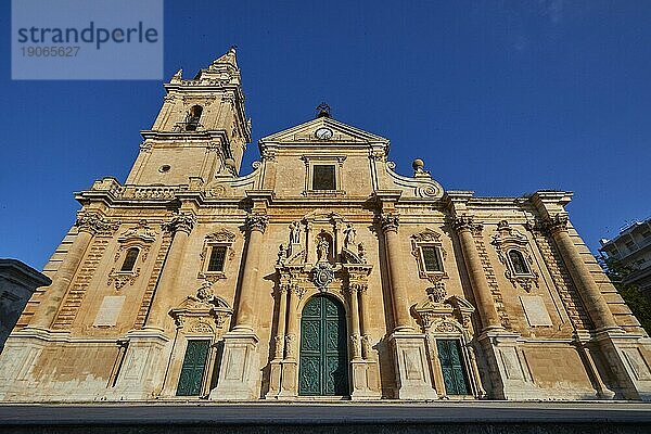 Superweitwinkel  frontal von unten  Cattedrale di San Giovanni Battista  Kathedrale  Ragusa Ibla  Barock-Stadt  Barock-Winkel  Südostsizilien  Sizilien  Italien  Europa