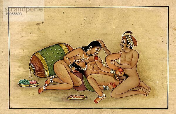 Mann beim Sex mit zwei Frauen  Darstellung einer erotischen Szene  Liebesszene  Sex  in einer Kamasutra-Ausgabe aus dem 19. Jahrhundert  Lehrwerke über Erotik  Indien  Arabien  Historisch  digital restaurierte Reproduktion einer Vorlage aus der damaligen Zeit  Asien