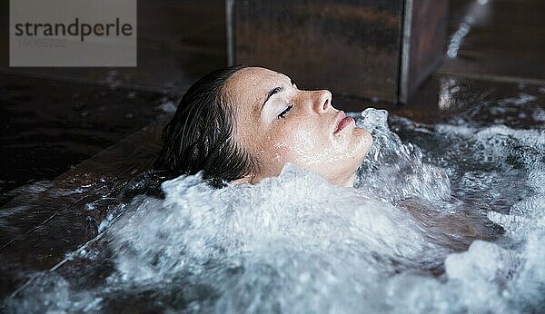 Frau entspannt im Whirlpool