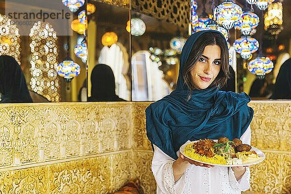 Frau hält Gericht arabisches Essen